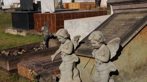 Zona norte: Sem manutenção, jazigos com quase 90 anos se  "desmancham " no Cemitério do Heimtal