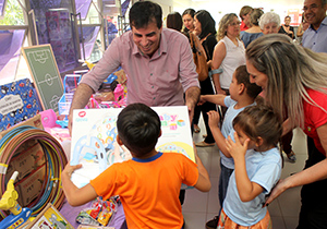 Em Londrina, Município entrega brinquedos às unidades escolares