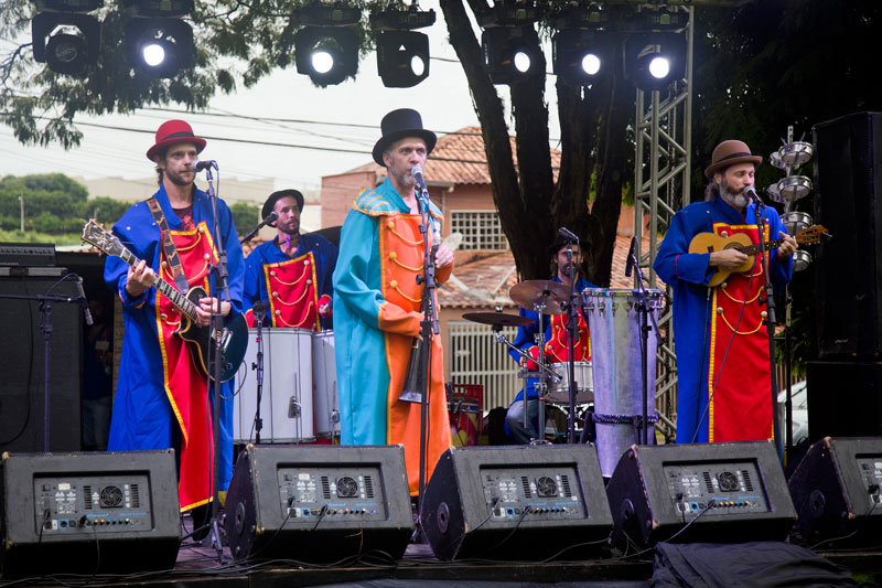 Bloco Bafo Quente faz carnaval em bairros de Londrina