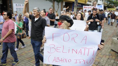 MANIFESTAÇÃO Contribuintes protestam contra reajuste do IPTU no Calçadão
