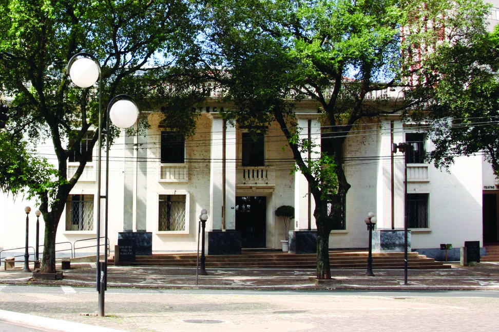 Em Londrina, Biblioteca sedia exposição com esculturas em papel jornal