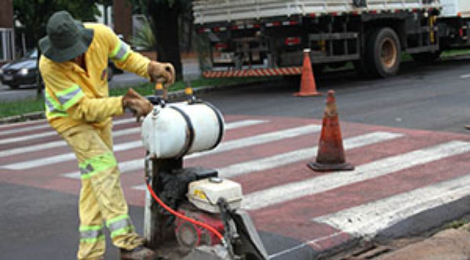 Em Londrina, Prefeitura instala cinco novas faixas elevadas