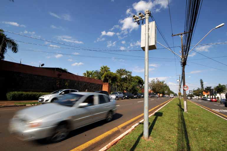 PEDIDO DE AGILIDADE Estacionamento rotativo e segurança são temas de reunião em IbiporãFISCALIZAÇÃO CMTU recebe 150 reclamações diárias sobre trânsito