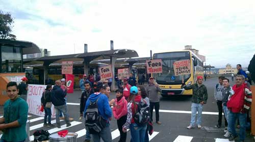 Manifestantes do MST ocupam Terminal Urbano e impedem entrada de ônibus