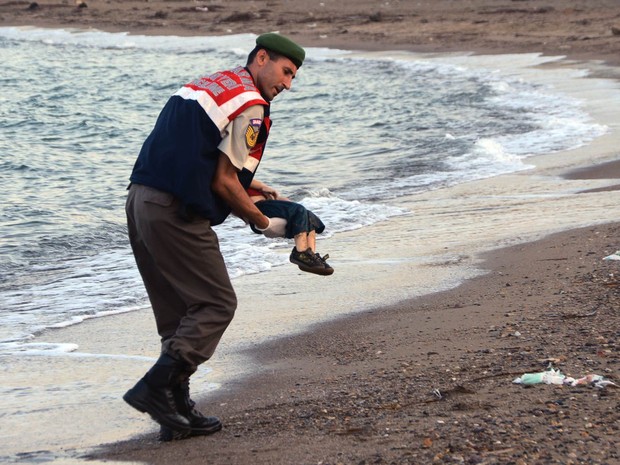 Imigrantes sírios morrem afogados em tentativa de chegar à Grécia