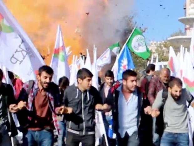 Atentado na Turquia em ato por paz mata 30 e fere mais de 100