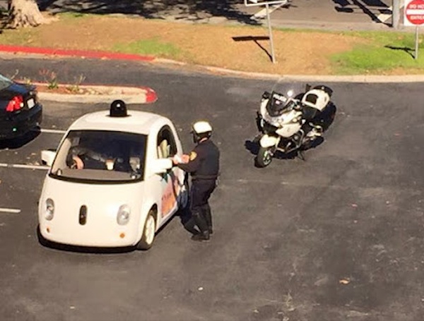 Policial tenta multar carro do Google e se assusta com falta de motorista