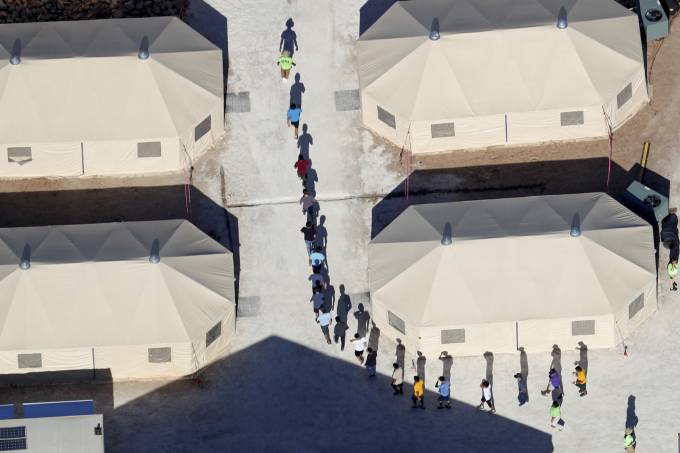 EUA: Separadas dos pais, crianças dormem em gaiolas e choram desesperadas