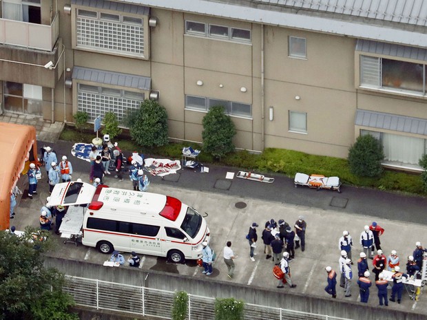 Homem mata 15 após invadir clínica no Japão
