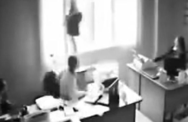 Funcionária de escritório salta de janela de prédio após levar bronca de seu chefe