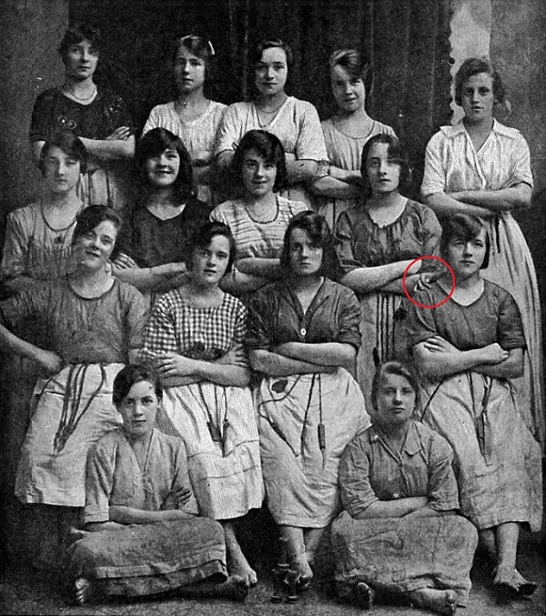 Mão misteriosa aparece em foto antiga de funcionárias de fábrica