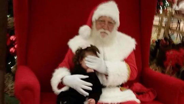 Festejos natalinos » Papai Noel causa polêmica ao tapar rosto de criança em shopping de Curitiba