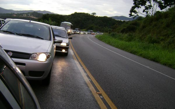 Sancionada lei que obriga farol baixo durante o dia em rodovias