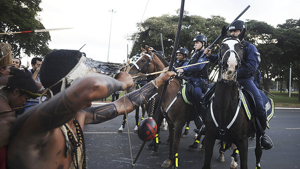 Bonanza: índios disparam flechas contra PM a cavalo em protesto contra a Copa
