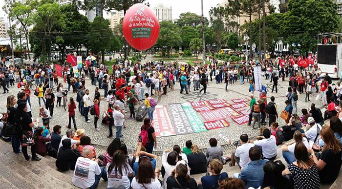 Trabalhadores se concentram para manifestação contra a Reforma da Previdência em Curitiba