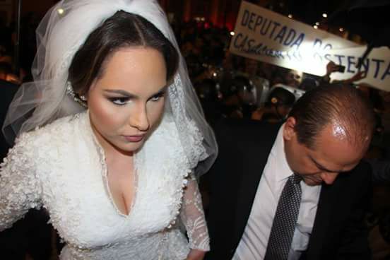 Casamento da filha de Ricardo Barros em Curitiba é marcado por protesto contra ostentação