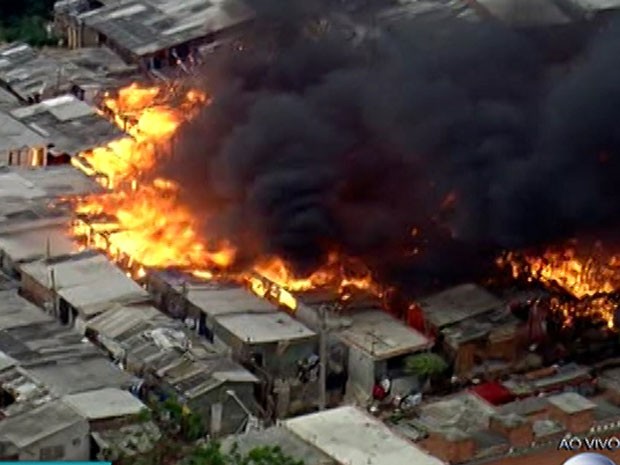Incêndio atinge favela na Zona Leste de SP