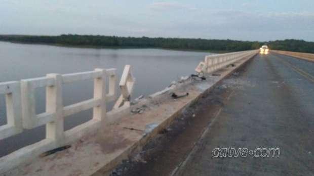 Caminhões batem e um deles cai da ponte do Rio Paranapanema em Florínea SP