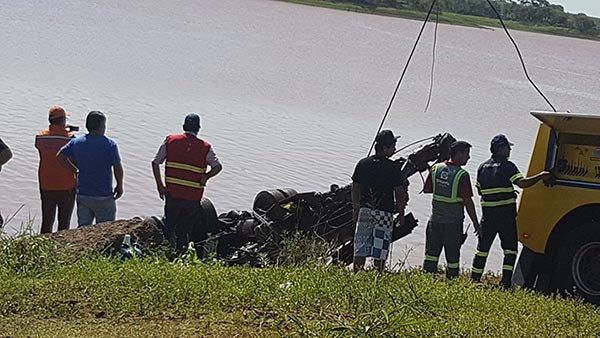 Bombeiros resgatam parte da carreta do procopense Fabio Caminhoneiro