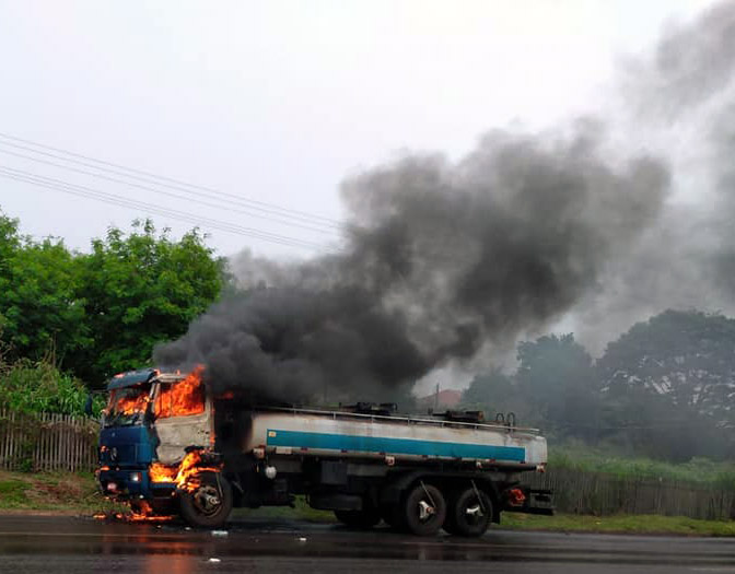 Caminhão é destruído por fogo no trevo de Santa Mariana
