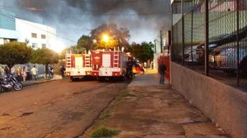 Bombeiros combatem incêndio em gráfica no centro de Londrina
