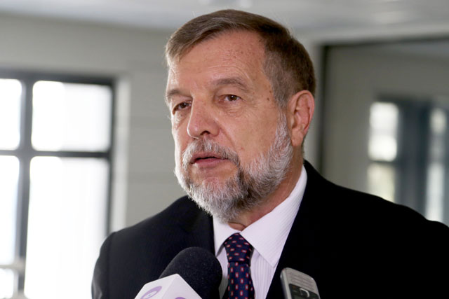 Ex-senador Flávio Arns é feito refém em casa por assaltantes