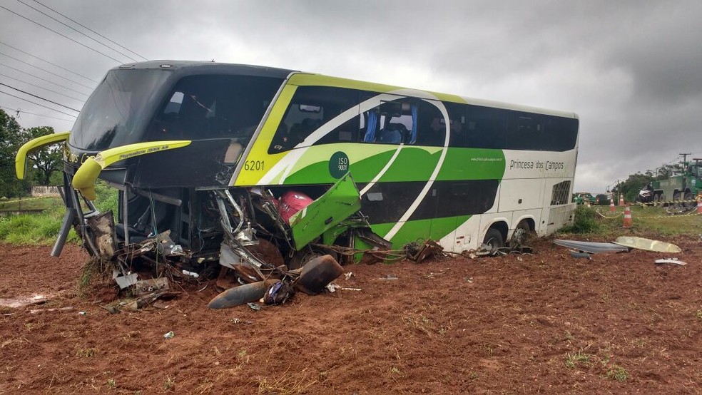Duas pessoas morrem em acidente entre ônibus e caminhonete no Paraná