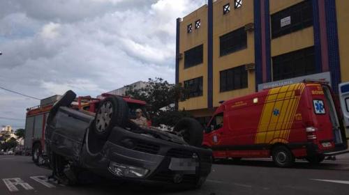 QUATRO VÍTIMAS Carro capota depois de bater em ônibus no centro de Londrina
