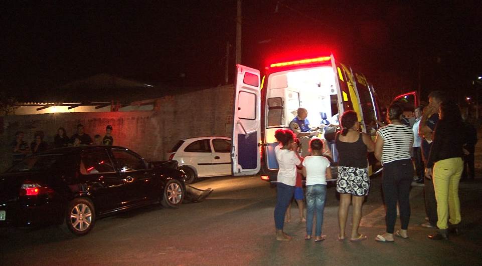 Mulher e criança de 10 anos ficam feridas após colisão entre carros, em Londrina
