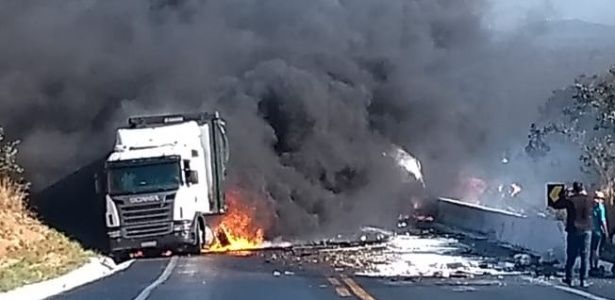 Acidente envolvendo carretas, ônibus e carros deixa mortos e feridos na BR-251, em Francisco Sá; carreta parada pode ter provocado colisões