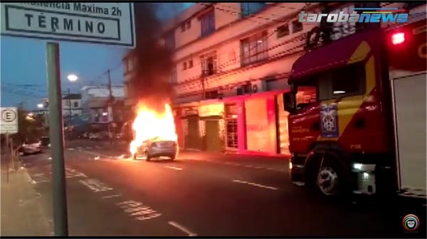 Carro pega fogo no centro de Londrina