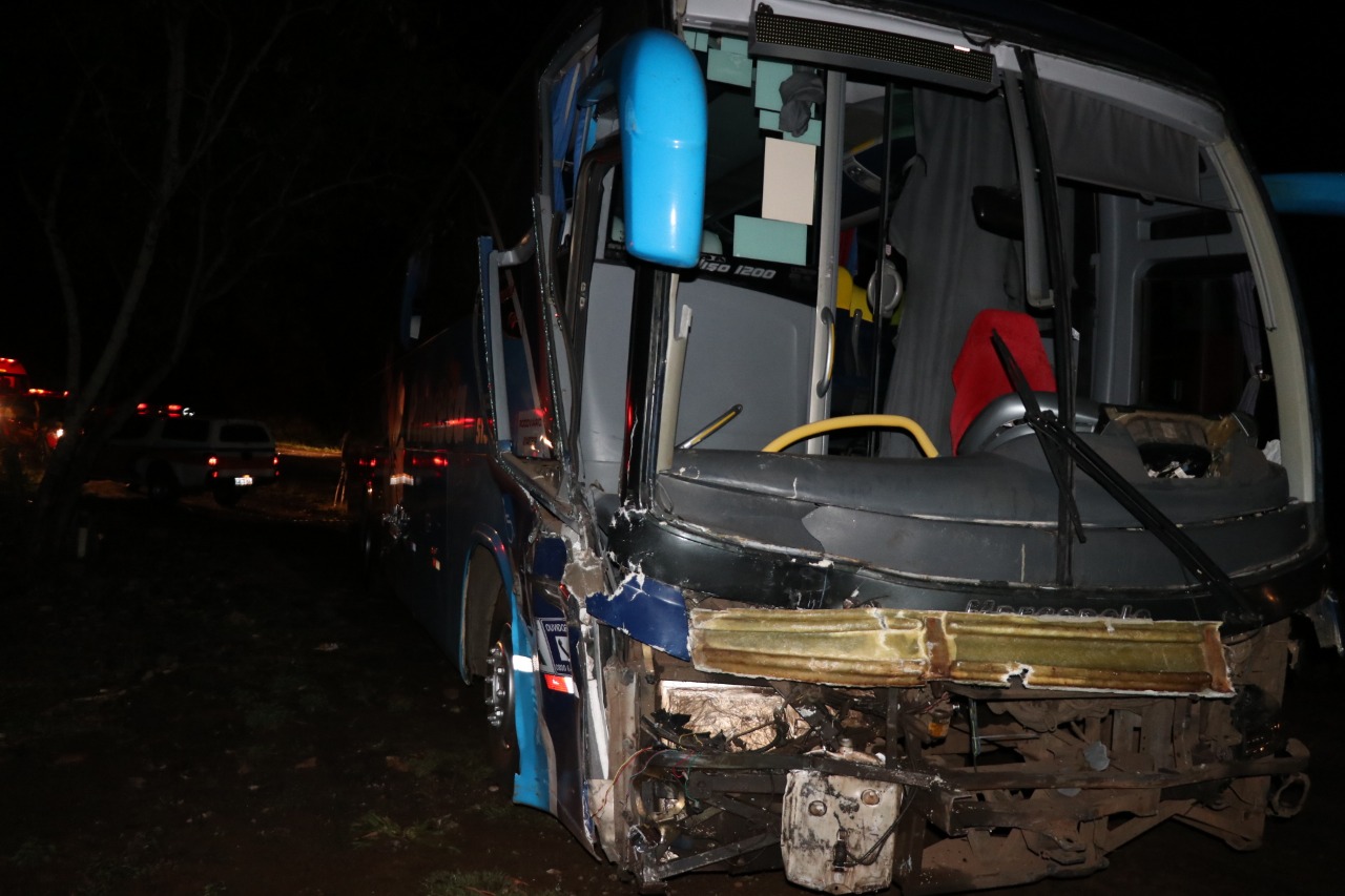 Grave acidente entre auto x ônibus tira a vida de dois jovens na Ponte do Rio das Cinzas