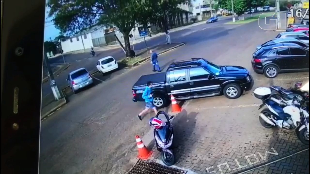 Motorista é rendido por ladrões ao sair com caminhonete de mercado; assista ao vídeo