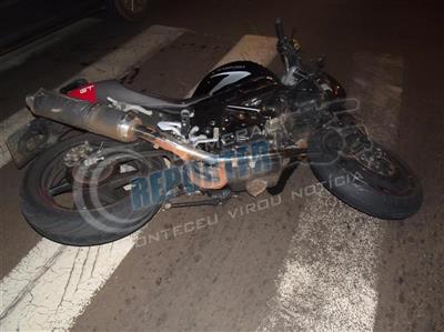 Moto com 600 cc colide contra carro na Av XV de Novembro, em Cornélio