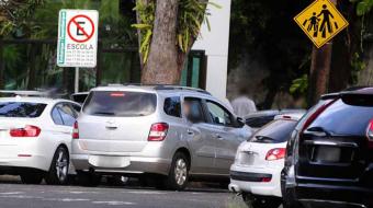 Em Londrina, pais abusam das filas duplas e atrapalham trânsito em Londrina