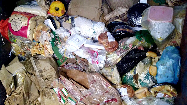 Começou com um pão mofado: Polícia encontra 3 toneladas de comida vencida em Walmart em SP