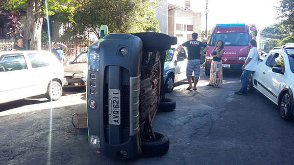 Capotamento deixa carro parcialmente destruído em Apucarana