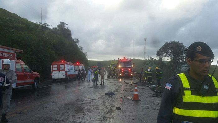 Acidente entre ambulâncias, onibus e carreta deixa ao menos 15 mortos