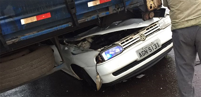 MILAGRE: Família de automóvel com placas de Cornélio Procópio escapa da morte após grave acidente contra caminhão