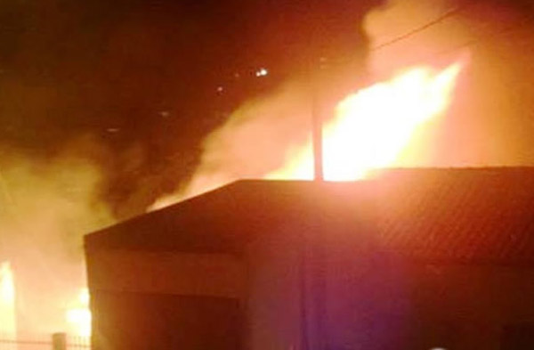 Após novo incêndio destruir casa, fogo se alastra e atinge residência vizinha em C. Procópio