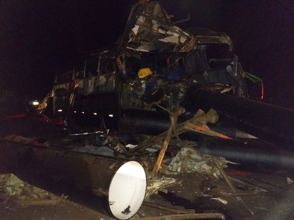 Acidente com ônibus, carreta e caminhonete deixa mortos e feridos na BR-116, em Governador Valadares 