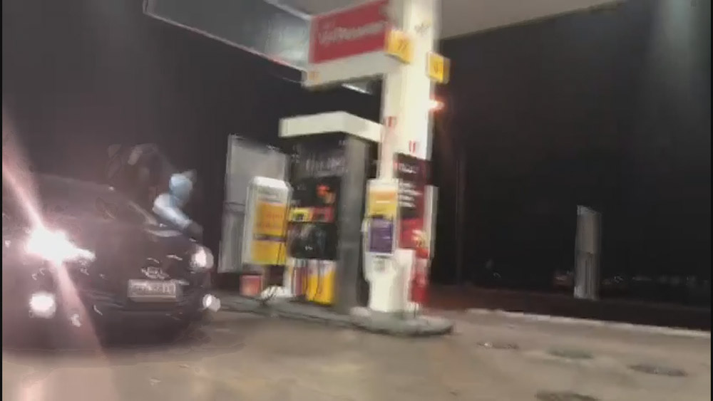 Motorista fura fila para abastecer no DF, é repreendido e atropela homem; vídeo