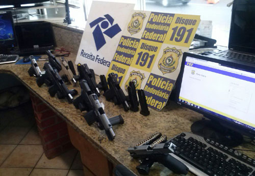 Polícia descobre pistolas em pacotes de salgadinhos no Paraná