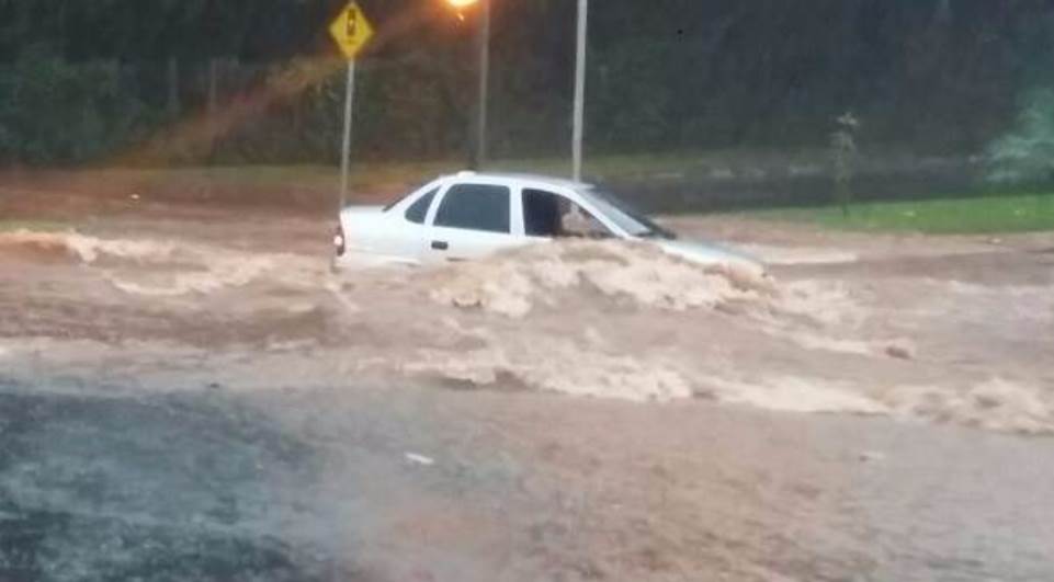 Chuva forte e rápida alaga ruas e avenidas em Umuarama