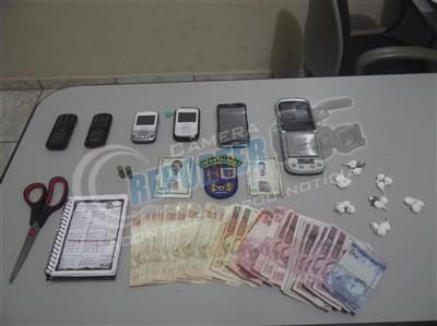 No centro de Cornélio,  dois jovens são presos com 21 papelotes de cocaína