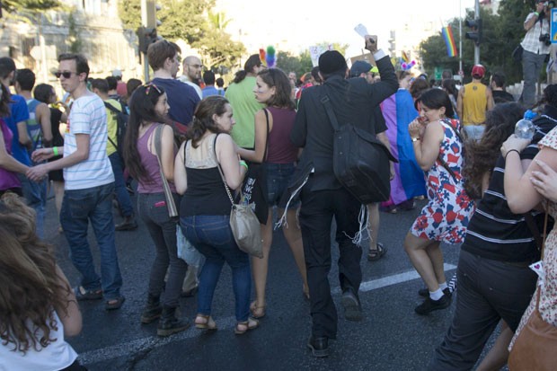 Homem esfaqueia participantes de parada gay em Jerusalém
