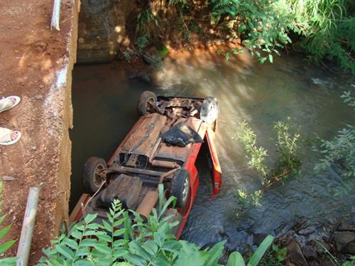 Carro Desgovernado Cai Dentro De Rio Em Francisco Beltr O