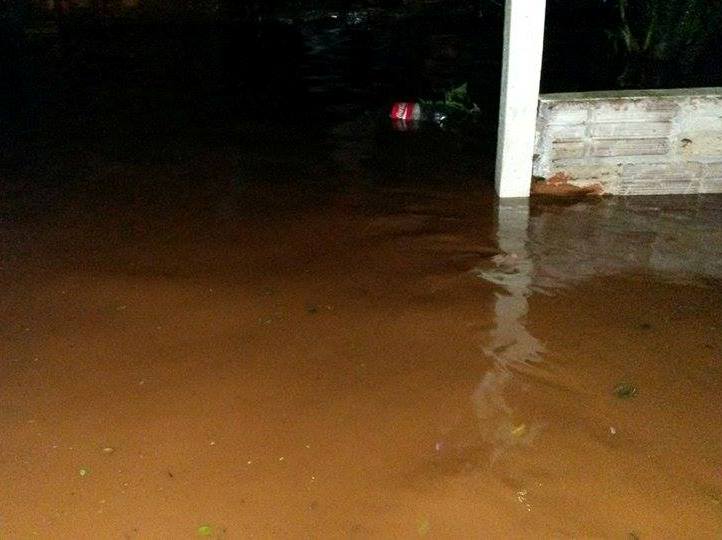 Moradora de Sertaneja pede ajuda após ter sua casa alagada após tempestade no município
