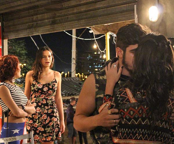 Mari se surpreende ao flagrar outro beijo de Grego e Bruna 
