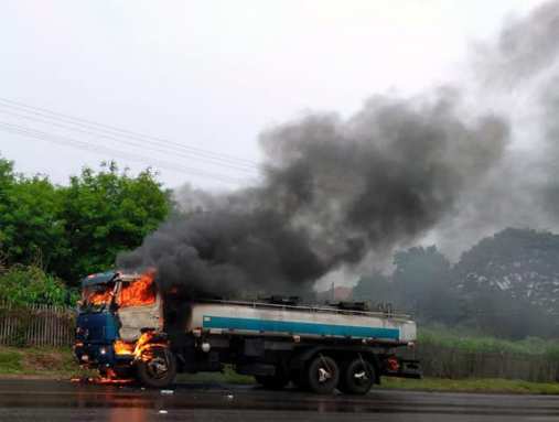 Caminhão é destruído por fogo no trevo de Santa Mariana imagens/thumbs/05-12-2019_Caminhao_Pega_Fogo_Bandeirantes_02.jpg